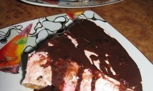 Tort de branza cu zmeura si ciocolata cu lapte