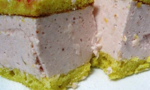 Tort racoritor cu crema de smantana, iaurt si capsuni