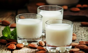 Lapte de migdale - beneficii și contraindicații. Este cel mai consumat lapte în timpul postului