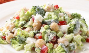 Salata De Broccoli Cu Dressing De Feta