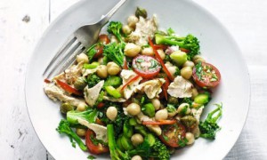 Salată de ton cu broccoli, roșii și năut