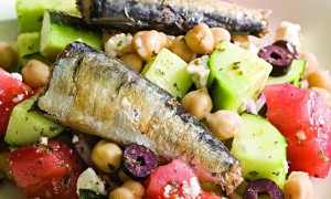 Salată grecească cu sardine și năut
