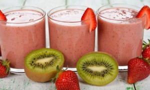 Smoothie cu fructe de padure si kiwi