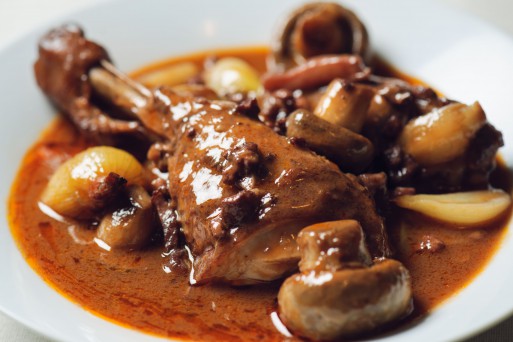 Coq au vin - rețeta tradițională franțuzească, cu pui, gătit lent