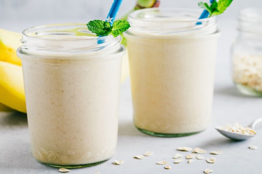 Smoothie de banană, ovăz și miere – rețetă simplă pentru mic dejun