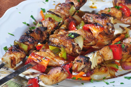 Frigărui de porc cu sos de lămâie și usturoi