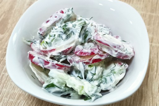 Salată de vară (roșii, castraveți, iaurt)