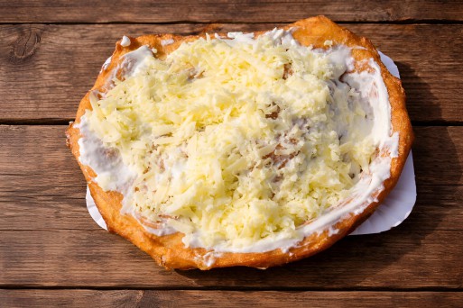 Langoși cu usturoi, smântână și brânză