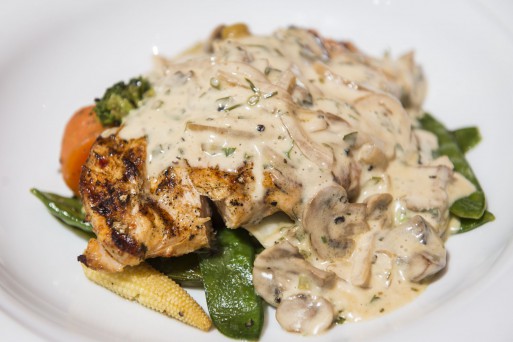 Piept de pui la grătar cu sos alb de ciuperci