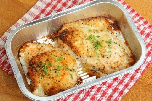 Piept de pui gratinat la cuptor, cu cașcaval și sos cremos