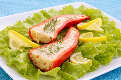 Ardei umpluți cu pastă de brânză și mărar