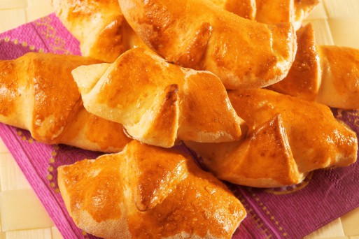 Cornuri din aluat dospit la rece - cu umplutură dulce sau sărată