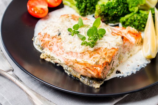 Somon cu sos de smântână