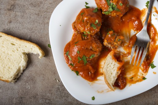 Chiftele marinate – rețeta clasică românească cu sos de roșii