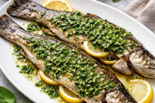 Păstrăv cu sos de mentă și pătrunjel