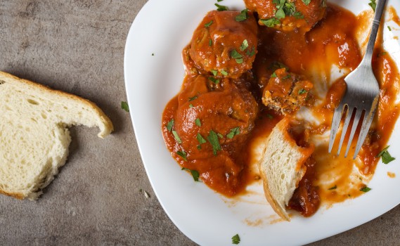 Chiftele marinate – rețeta clasică românească cu sos de roșii