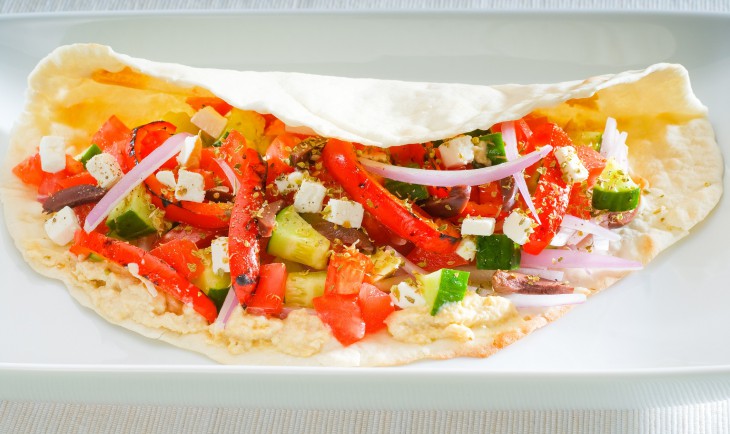 Wrap cu hummus, brânză feta, castravete, roșie, ceapă și ardei gras