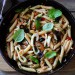 Penne cu creveți și scoici trase în vin