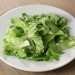 Salată verde simplă cu un dressing de lămâie