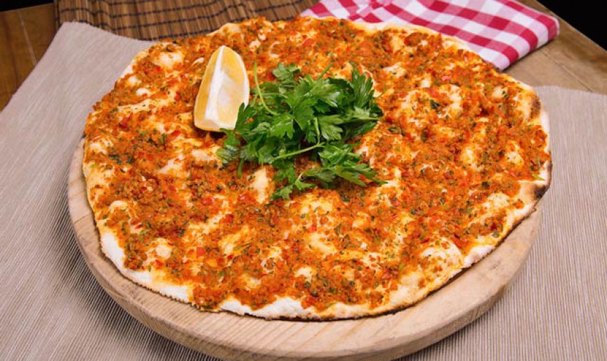 Lahmacun - pizza turcească