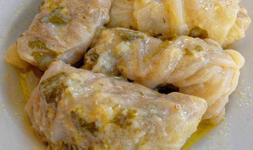 Sarmale grecești în foi de varză cu sos de ou și lămâie