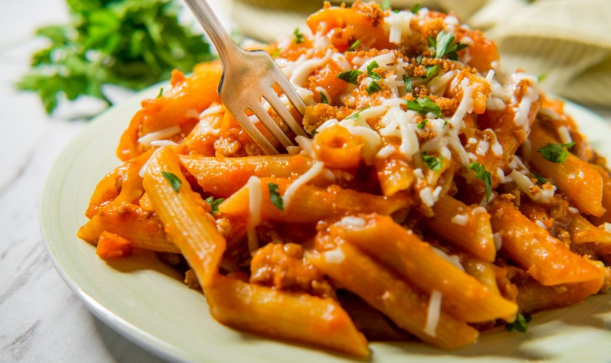 Paste cu sos de roșii, brânză mozzarella și usturoi