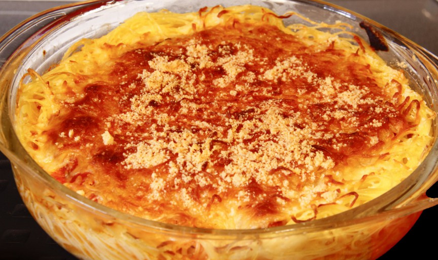 Spaghete la cuptor - varianta gustoasă, cu brânză, carne și sos de roșii