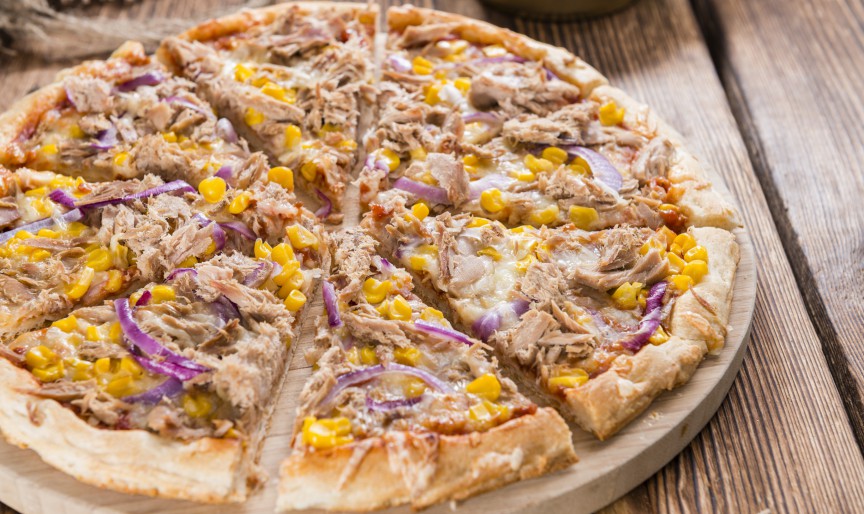 Pizza cu ton - rețetă cu blat subțire și crocant