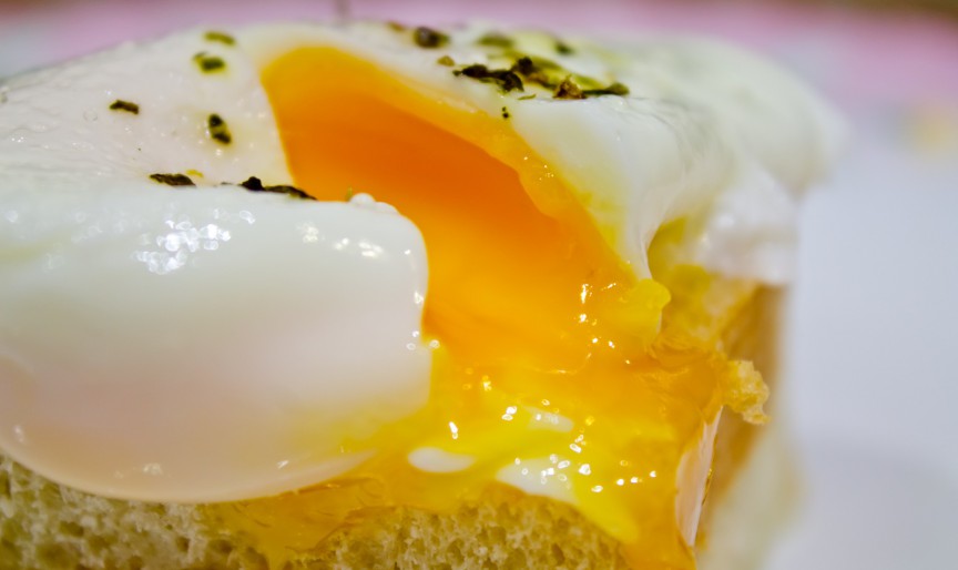 Ouă poșate la microunde: Simplu, rapid și delicios