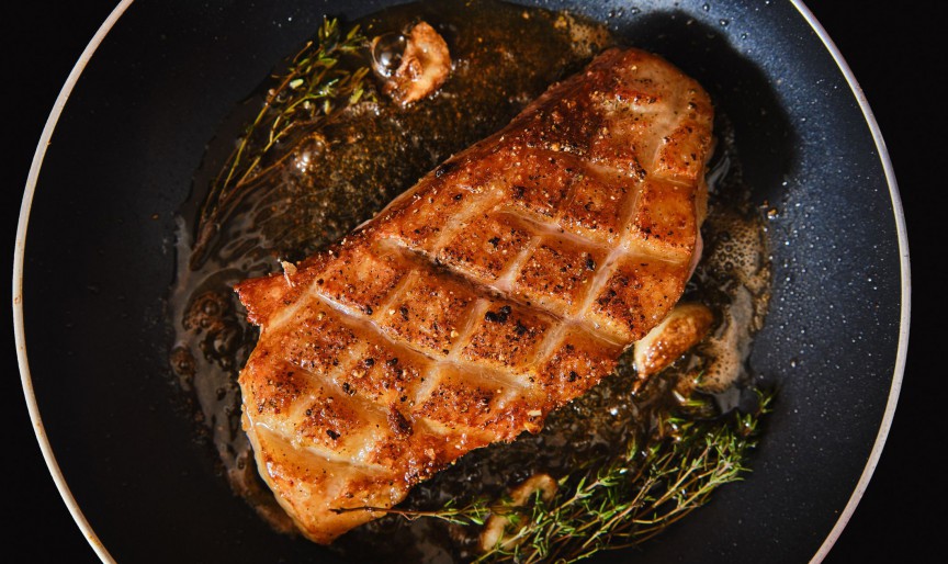 Friptură din piept de rață - rețetă la tigaie, cu piele crocantă