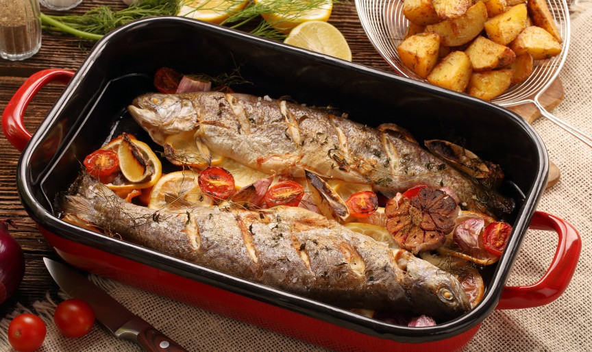 Pește la tavă cu vin alb - cea mai ușoară rețetă