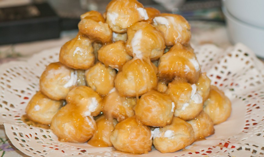 Croquembouche - cu choux-uri și cremă de vanilie
