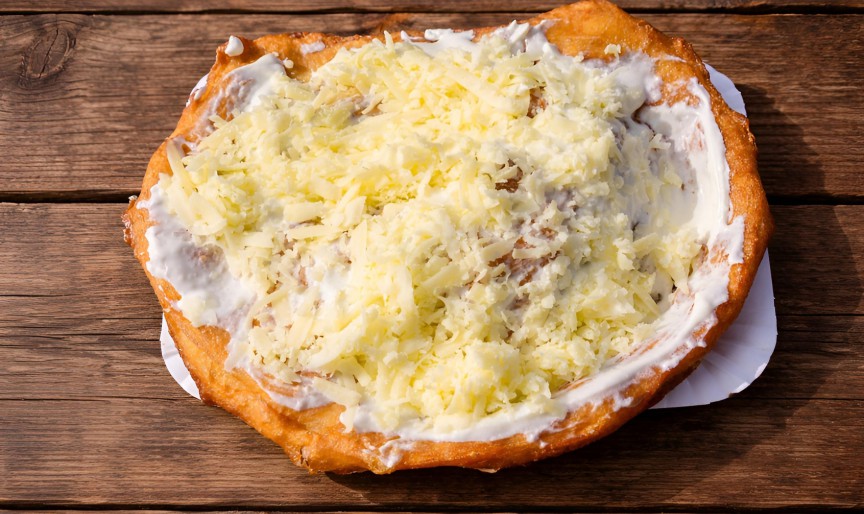 Langoși cu usturoi, smântână și brânză