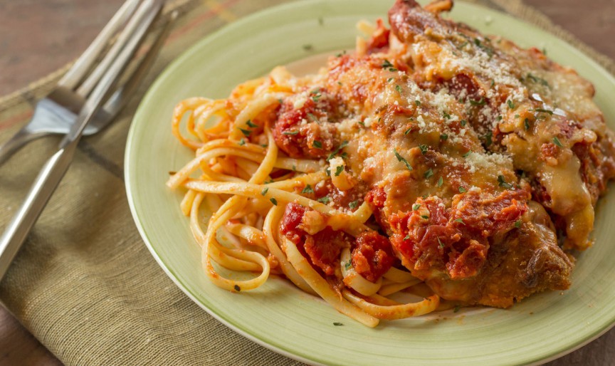 Pollo parmigiana - șnițel de pui cu sos de roșii și mozzarella