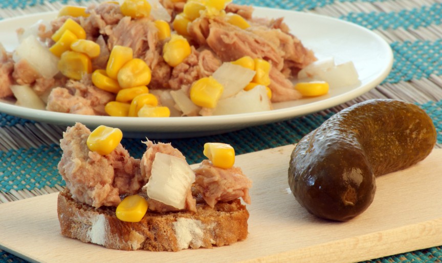 Salată de ton cu porumb - rețetă rapidă și delicioasă pentru o masă ușoară