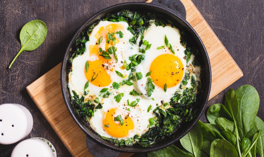 Cum să gătești spanac cu ou ochi: rețetă simplă și versatilă