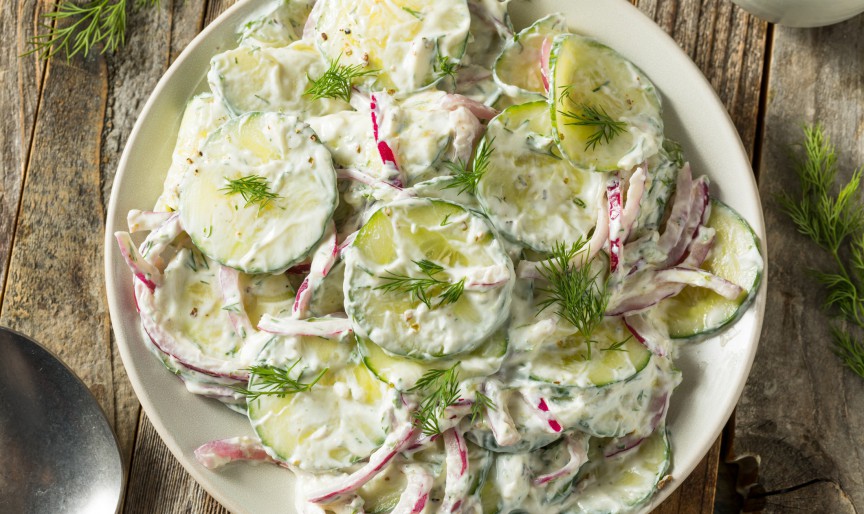 Salată de castraveți cu iaurt. Se face în 5 minute și este delicios de răcoritoare și aromată