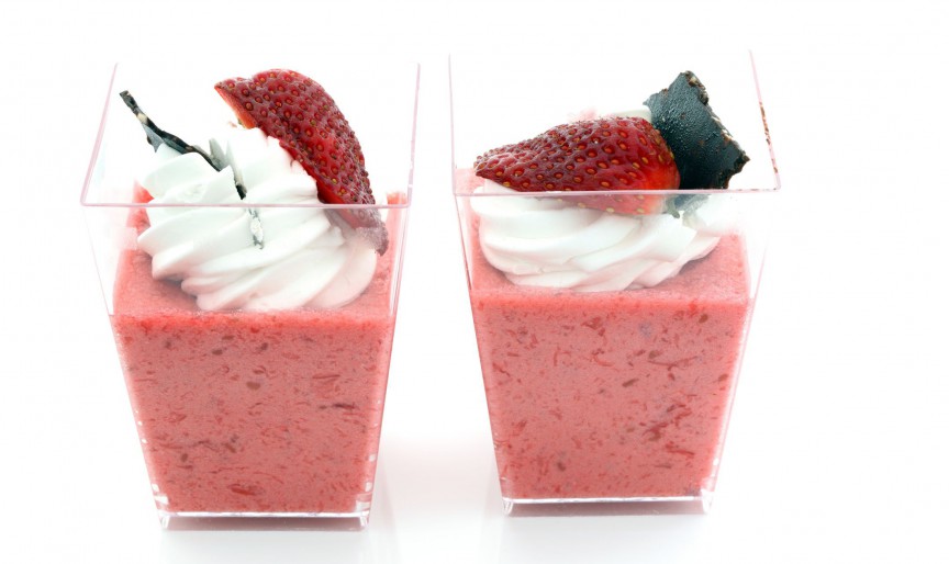 Mousse de căpșuni pentru desert la pahar