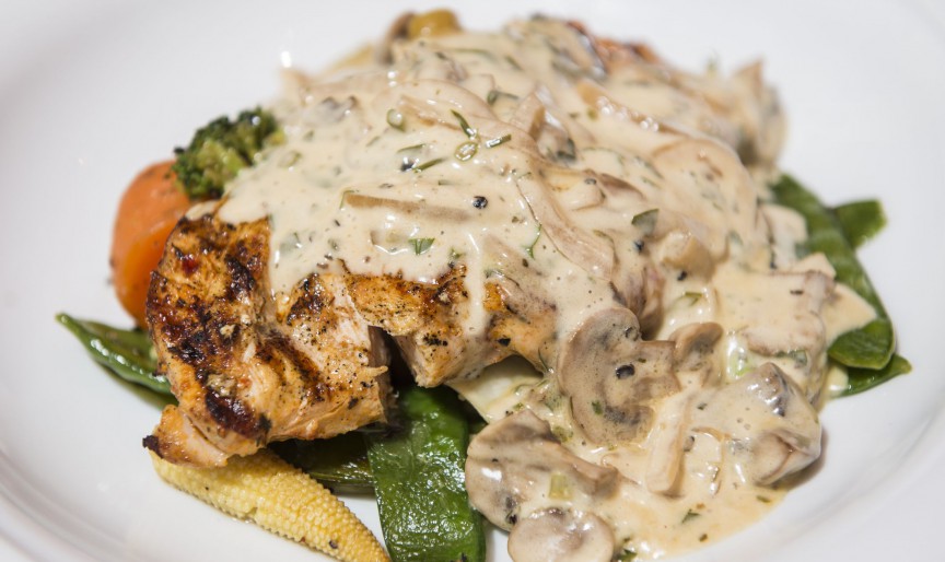 Piept de pui la grătar cu sos alb de ciuperci
