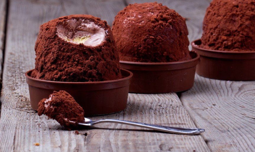 Tartufo: Înghețată italiană în formă de minge, acoperită cu ciocolată