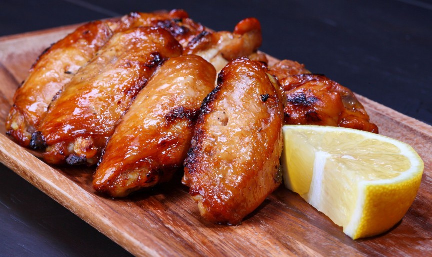 Aripioare de pui marinate – rețete simple pentru grătar, cuptor sau tigaie