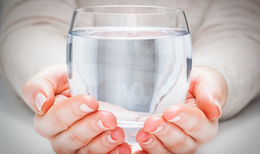 Câtă apă trebuie să bei pe zi? Ghidul tău complet pentru o hidratare adecvată