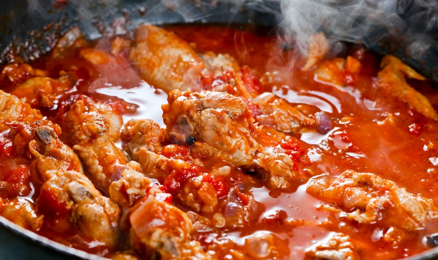 Pui la tigaie cu roșii și usturoi