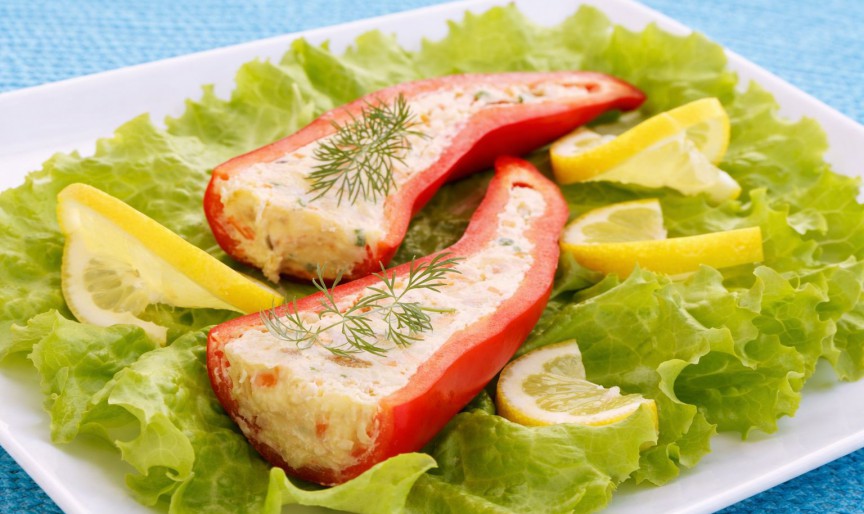 Ardei umpluți cu pastă de brânză și mărar