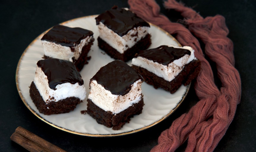 Prăjitură cu ciocolată și marshmallow