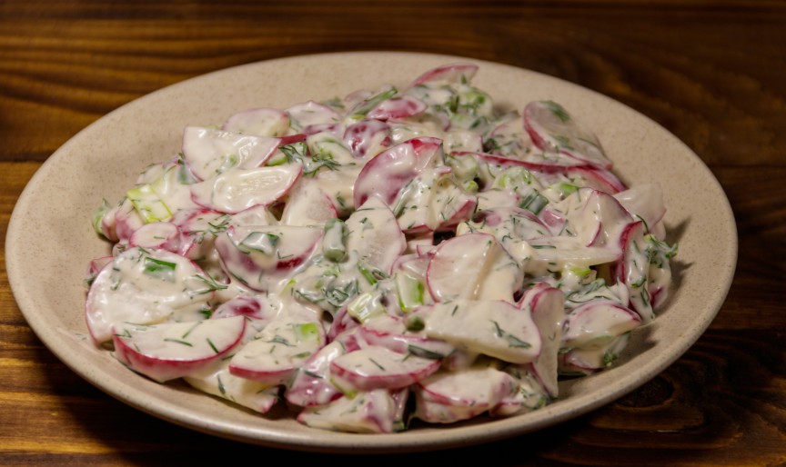 Salată simplă de ridichi - prospețime și savoare într-o singură farfurie