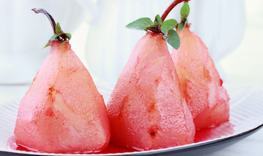 Pere în sos de vin - desert rafinat, cu vin roșu, scorțișoară și arome de citrice