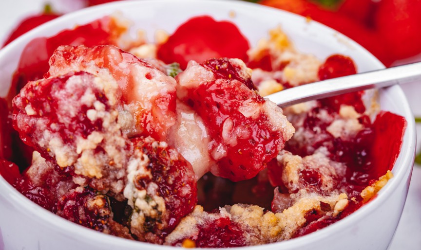 Crumble cu căpșuni - desertul perfect de vară