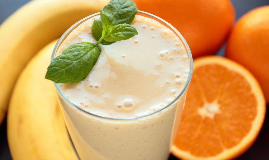 Smoothie cu banană, portocală și mere