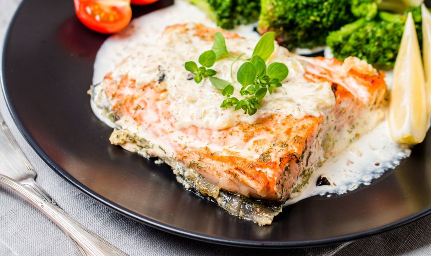 Somon cu sos de smântână